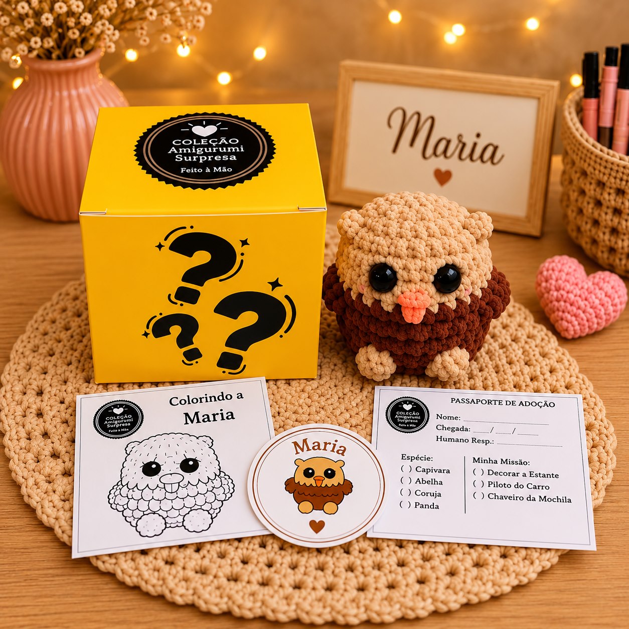 Coruja Maria em amigurumi com caixa surpresa amarela, livreto para colorir, adesivo e passaporte de adoção