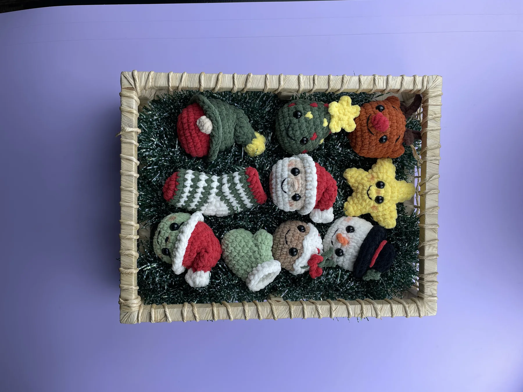 Personagens de amigurumi da coleção Natal Lucrativo organizados em uma caixa
