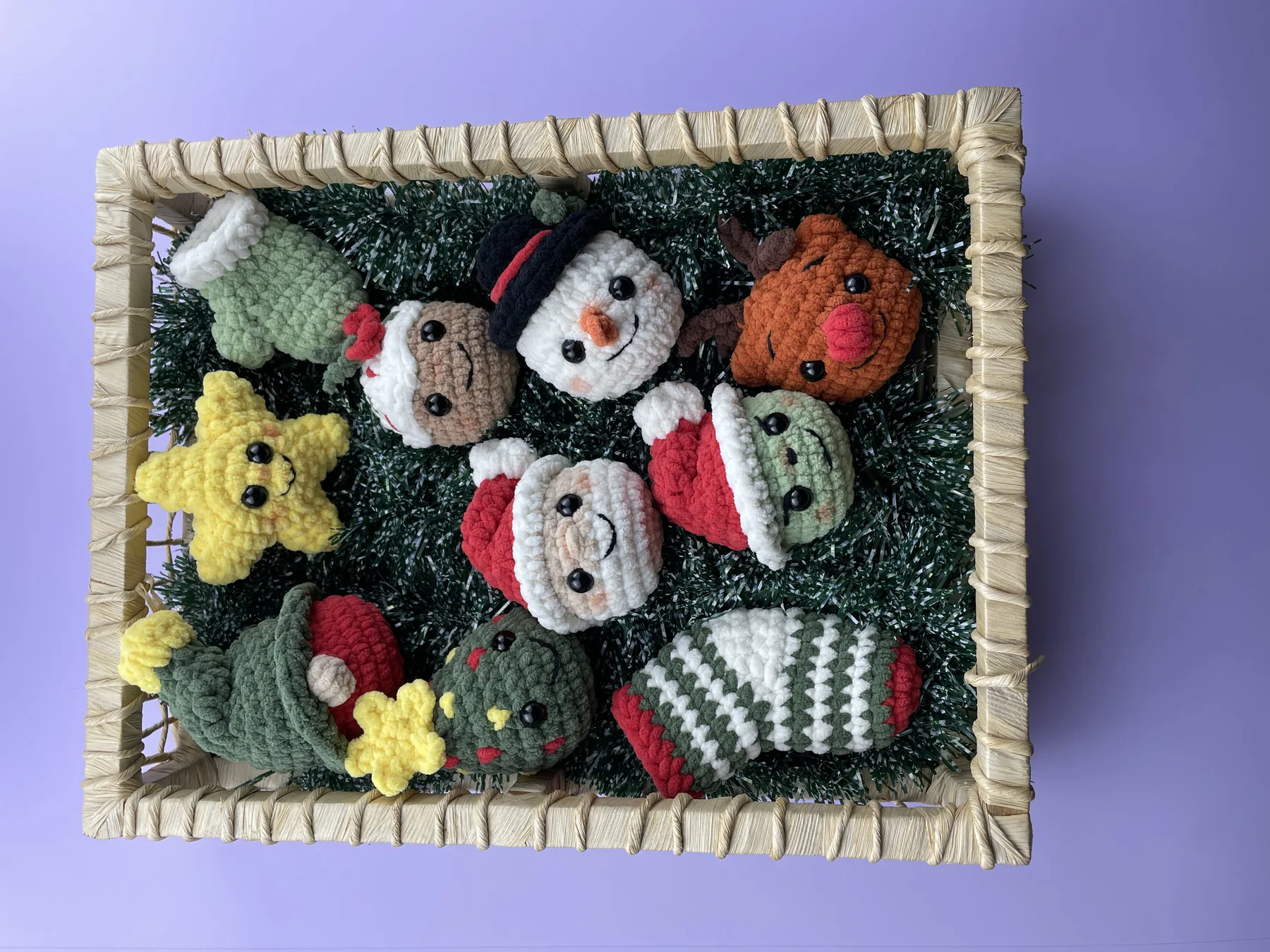 Coleção de amigurumis natalinos reunida em uma caixa artesanal