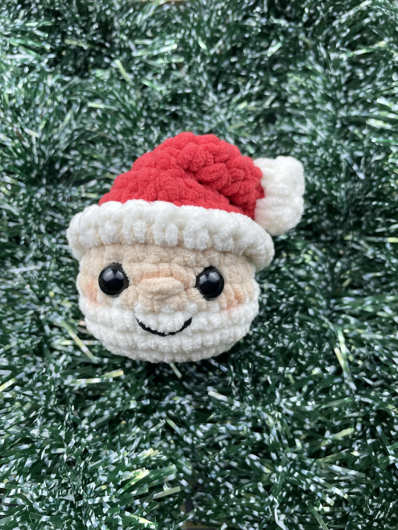 Personagem natalino de amigurumi feito à mão