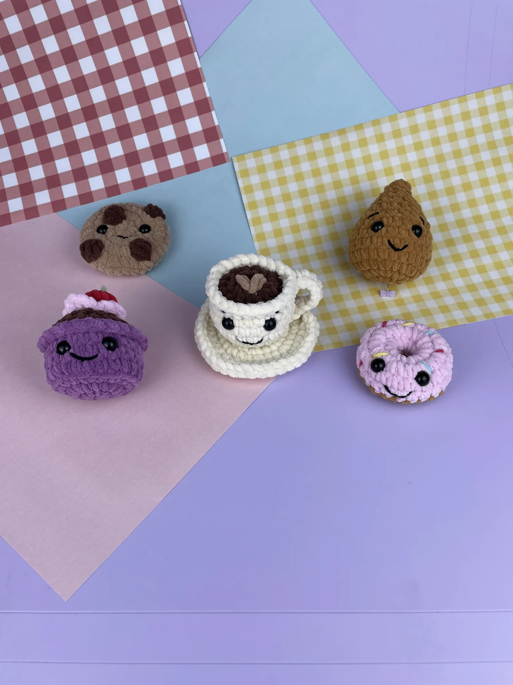 Cookie, cupcake, donuts, café e coxinha de crochê reunidos